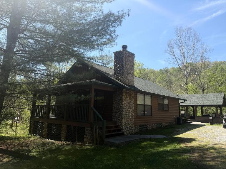 The Henley Cabin - Secluded Romantic Smoky Mountain Retreat - Bed and Breakfast Sevierville