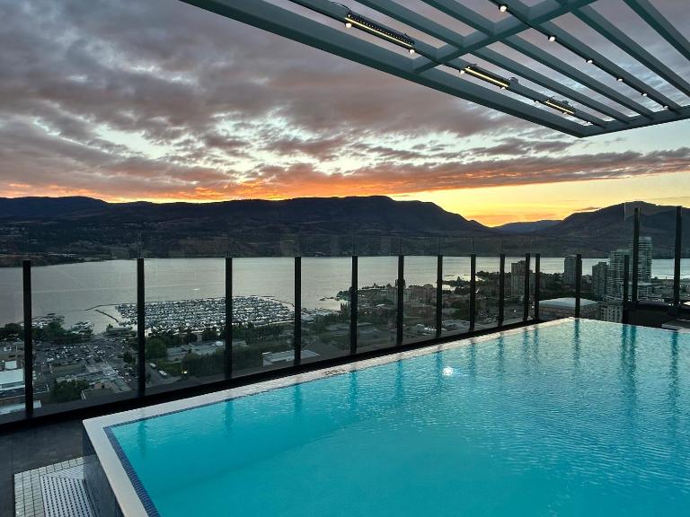 Stunning Million-Dollar Lakeview 2 Bedroom signature Loft with rooftop pool - B&B Kelowna