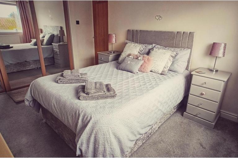 Near beach - Garden - Pets - Parking - Sleeps 4 - B&B Abergele