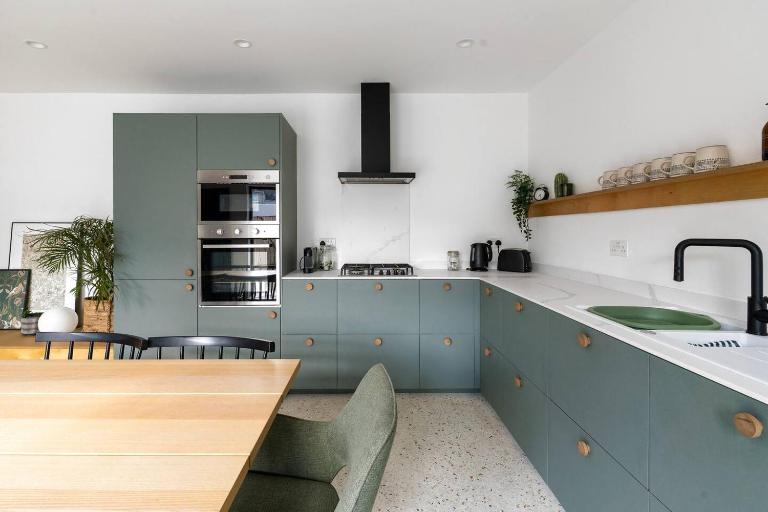 Modern Portrush Home | Sleeps 8 | Patio - Chambres d'hôtes Portrush