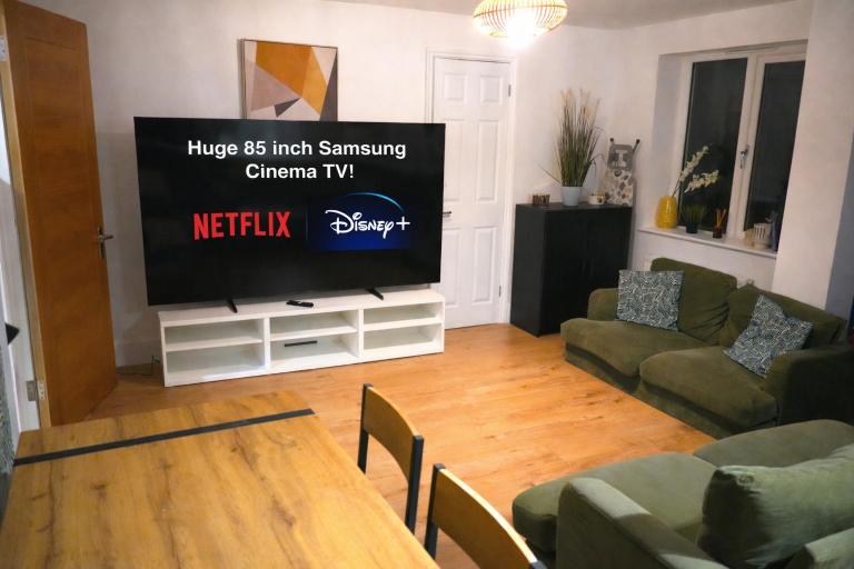 Large Central Canterbury 2 Bed Apartment Sleeps 5 with 85 inch Cinema TV - Stayspace 2 - Bed and Breakfast Canterbury