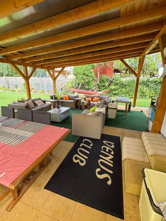 Lake Balaton Family with 3 bedrooms and private beach , private parking - Ferienwohnung Balatonszarszo