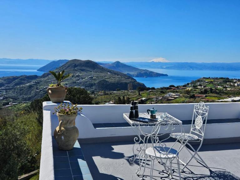 Villa Paradiso - spectacular sea view over volcanoes - B&B Piano Conte