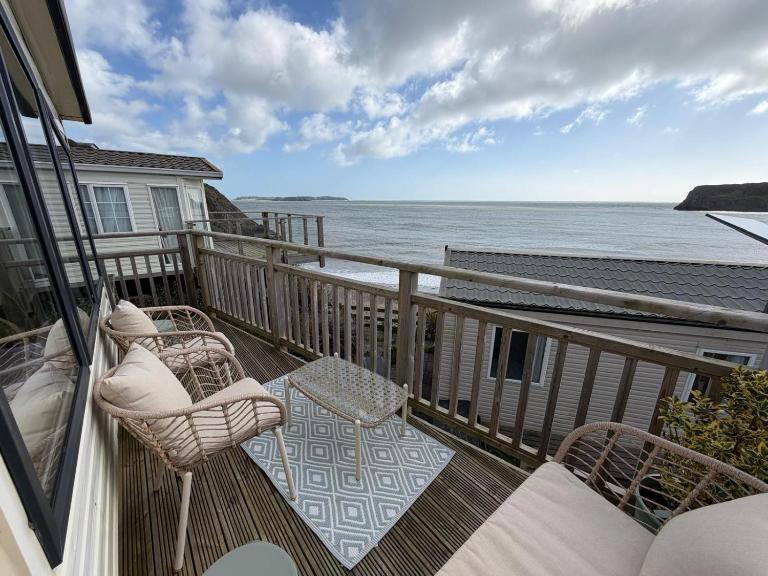 Wake Up by the Sea at Lydstep Beach - B&B Tenby