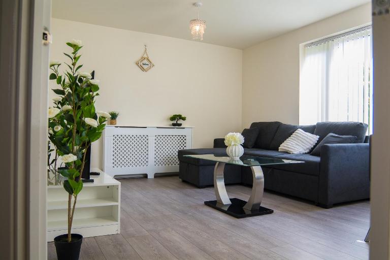 Modern 3-Bed House Leeds, Sleeps 7, Parking, Wi-Fi - Bed and Breakfast Leeds