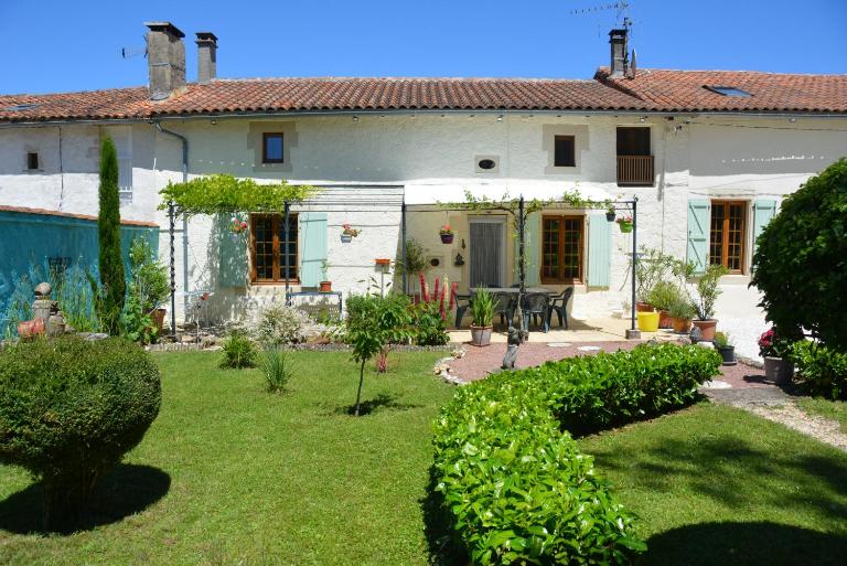 Large 3 bedroom Cottage near Ruffec - Bed and Breakfast Bernac