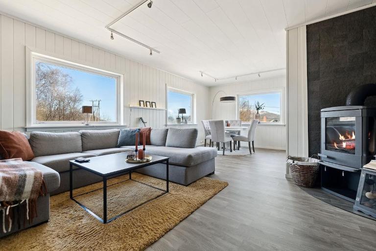Large house, view of the sea, Engeløya - B&B Steigen