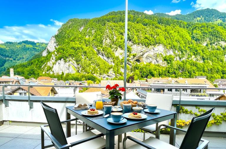 Penthouse Alps Scenic Views and Concierge by SwissHut - B&B Entrelagos
