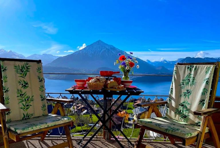 Lake Thun Alps Scenic Views and Concierge by SwissHut - Chambres d'hôtes Sigriswil