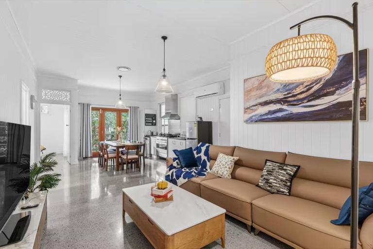 Elegant Dual-Level Home Near Cafés, Parks & River - B&B Brisbane
