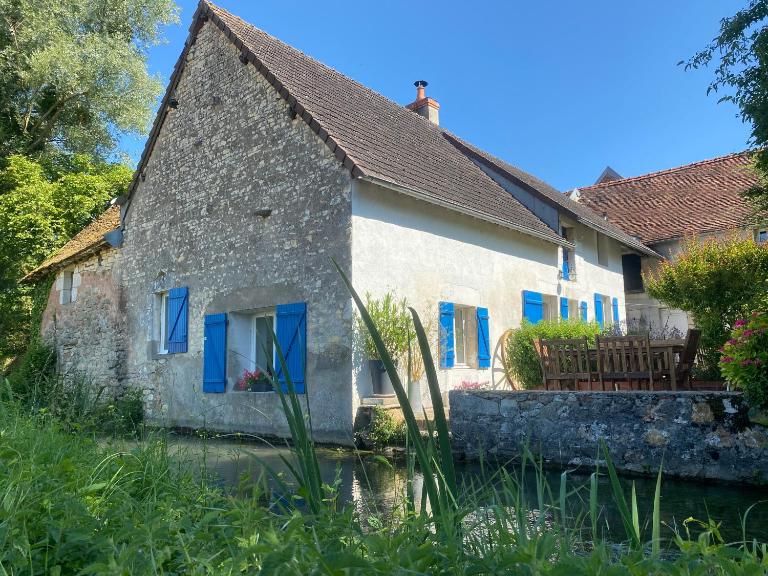Jolie maison de campagne au bord d'un ruisseau - Chambres d'hôtes Vinon