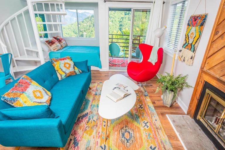 Vibrant Vacay - Studio Loft for 4 with Deck, Wifi, Hot Tub & Pools - B&B Gatlinburg