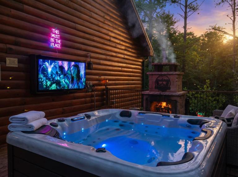 Enchanted Forest Cabin And Teepee! Lights & Laser Show! Private Hot Tub! Unique Stay! - Ferienwohnung Sevierville