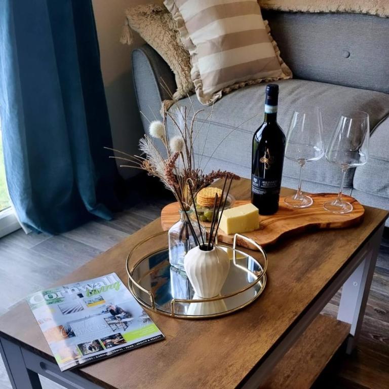 19 the Coombe Charming, 2-Bedroom Family Chalet with Parking, Near Bude Beaches - B&B Bude