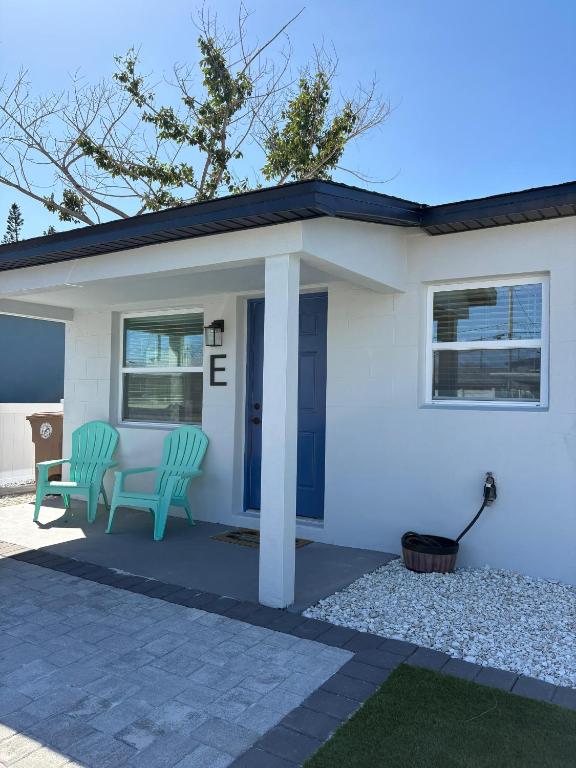 Teal Tide Beach Escape! Walkable, Steps to Beach - Bed and Breakfast St. Pete Beach