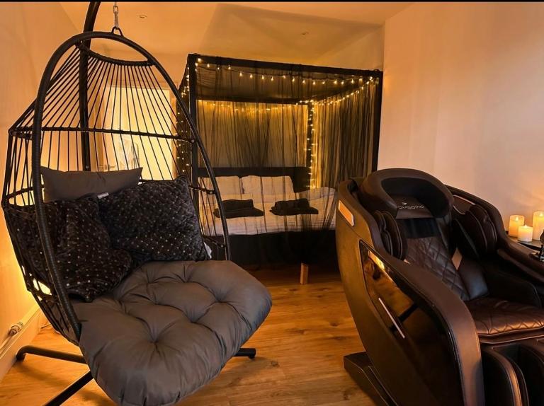 Luxury Luton airport 10 Mins retreat 4 Poster Kingsize bed ,Massage Chair ,Jacuzzi Bath,Large Balcony,24 Hour Check In ,Luton Station walking distance CONTRACTORS WELCOME,COUPLES,PROFESSIONALS - B&B Luton