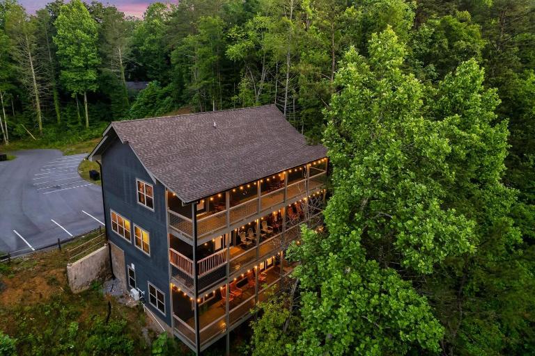 Mountain Cabin | 3 Decks | Pool | Hot Tub | Games - B&B Gatlinburg