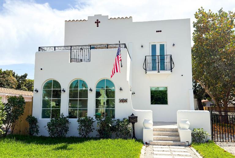 Casablanca - Calle Ocho Airport Parking - B&B Miami