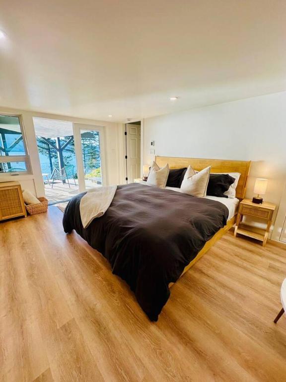 Gorgeous Ocean and Mountain View King Suite - B&B Bowen Island