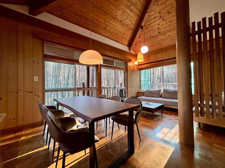 Forest Paw北軽井沢 広大な庭とウッドデッキのログハウス 専用キッズスペース 庭でのアスレチック - B&B Saikubo