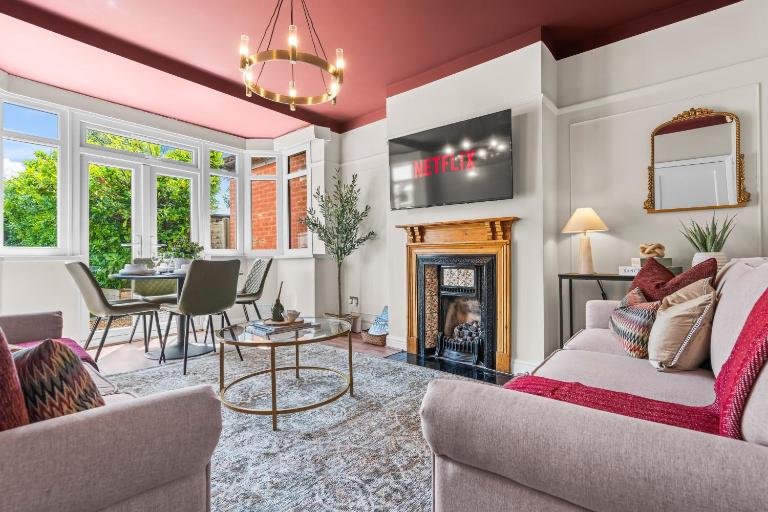 B13 0AU 5 Double Beds 6 Beds - 5 Bedrooms - LWB Van x2 Parking- NR Solihull - Edgbaston Harborne NR Pershore Road Digbeth NIA O2 Academy NR City Centre Excellent Location - By Samina, Arz Stays - B&B Birmingham