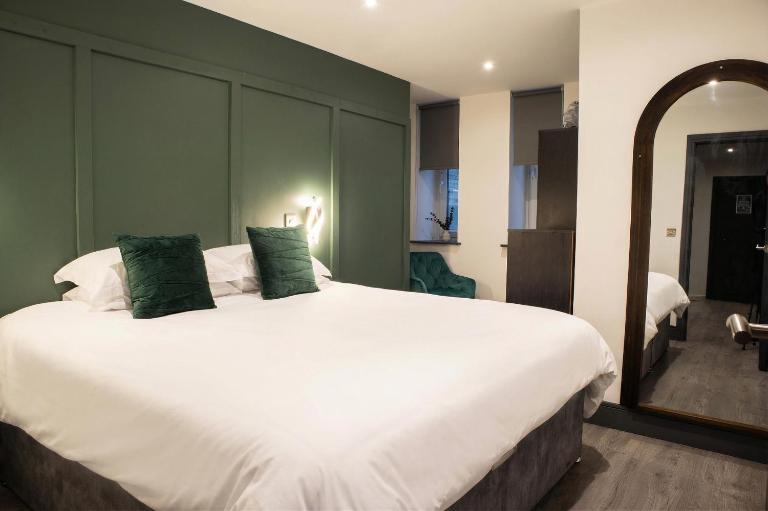 Apex Stays Luxury King Bed Apartment With Close Parking - B&B Bradford