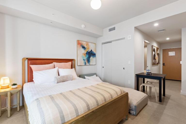 Stylish Downtown Miami Studio with Rooftop Pool - B&B Miami
