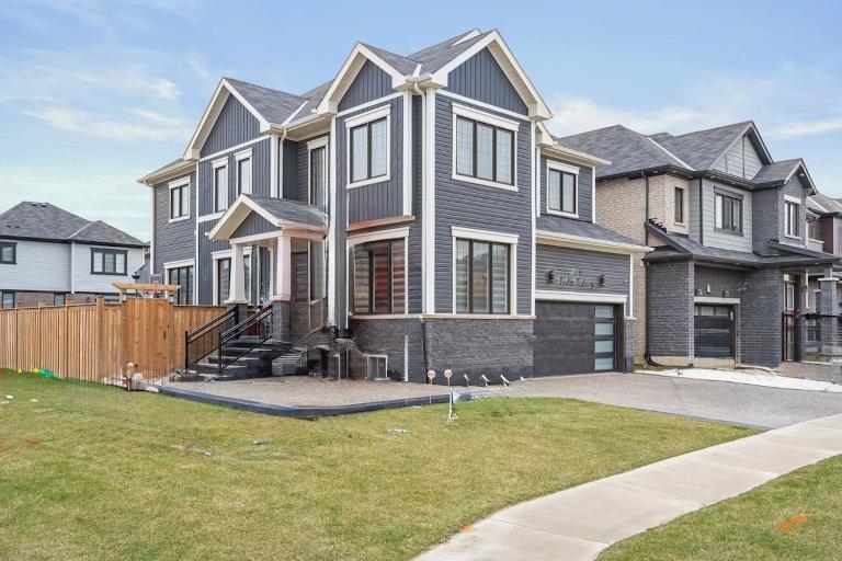 4BR Home with Hot Tub & BBQ Near Niagara Falls - Chambres d'hôtes Thorold
