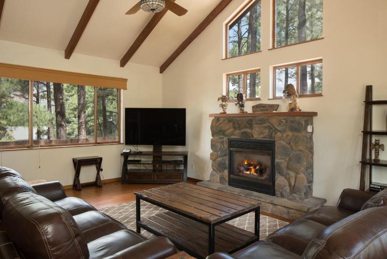 Burning Tree Lodge - Forest Views Fire Pit AC Pet and Family Friendly - Bed and Breakfast Flagstaff