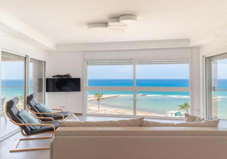 Iconic Tower 3BR l Frontline Sea View l Mamad - B&B Bat Yam