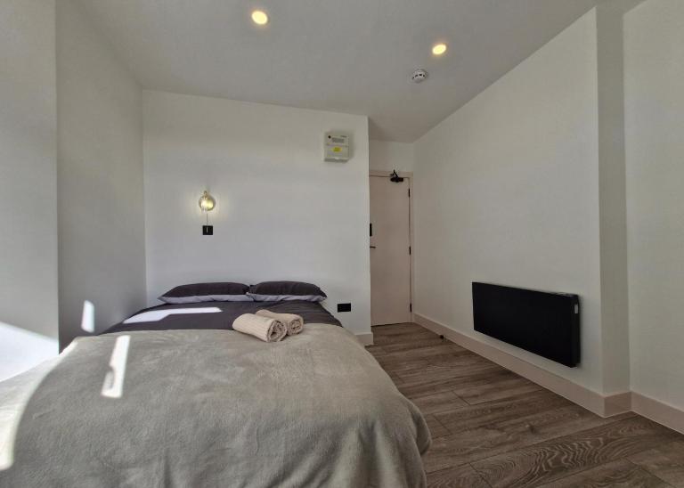 Studio - Sleeps 2 - WiFi - Free Secure Parking - B&B London