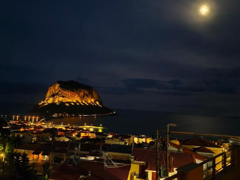 Blue Hour - Bed and Breakfast Monemvasia