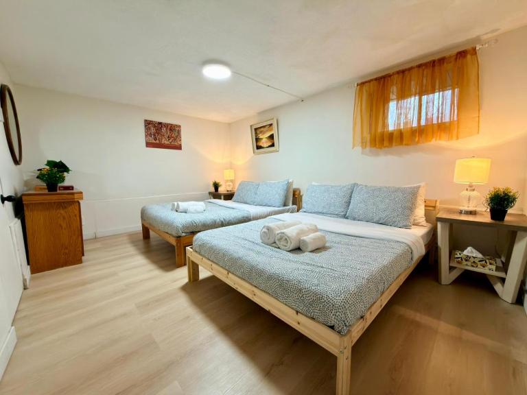 Elegant Renovated Retreat -Free Parking - B&B Montreal