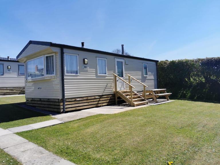Pinewood Holiday Park - Bed and Breakfast Narberth