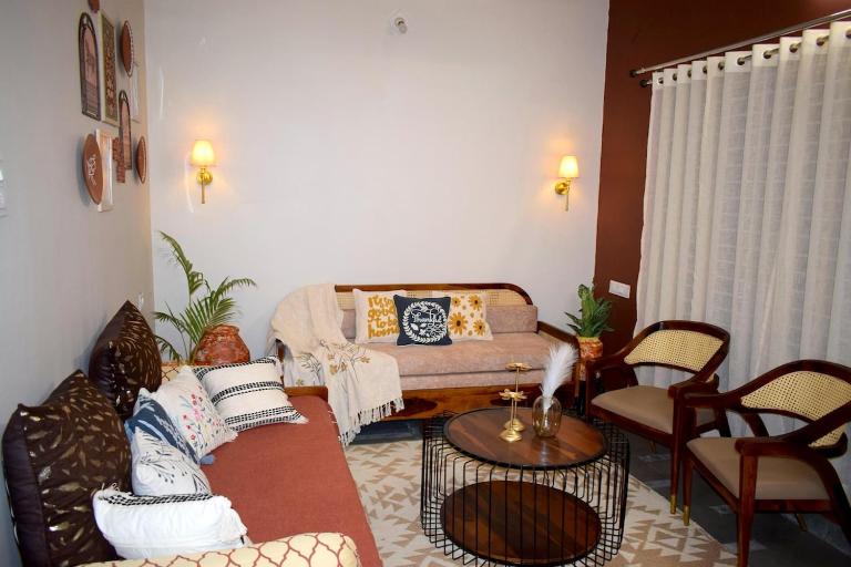 Tatva by Navkar Homes - GF Lux 2BHK - 1km to Mahakal - B&B Ujjain