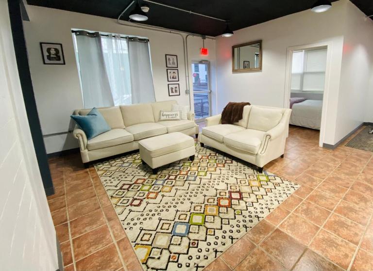 Steps to downtown Penn Yan, pet friendly 2BR - B&B Penn Yan