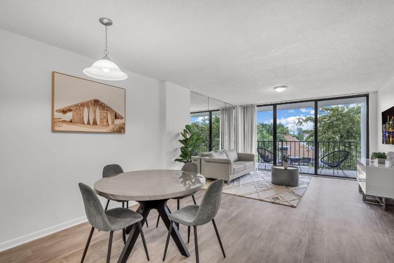 North Miami 2BR with Pool and Free Parking - B&B North Miami