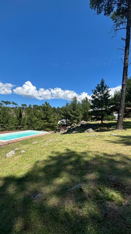 Cabaña de montaña con pileta en hermoso predio - Chambres d'hôtes Villa Yacanto