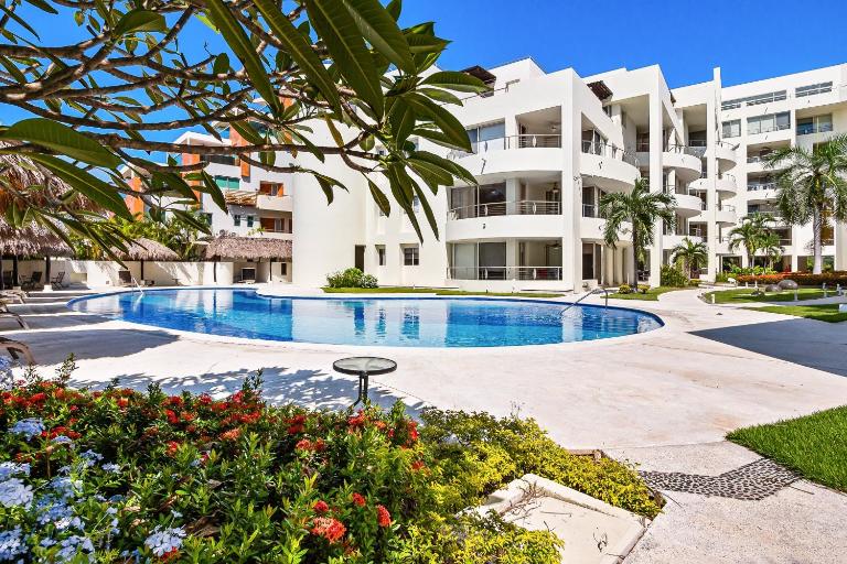 Ocean-view condo with resort pool & sundeck - B&B Nuevo Vallarta