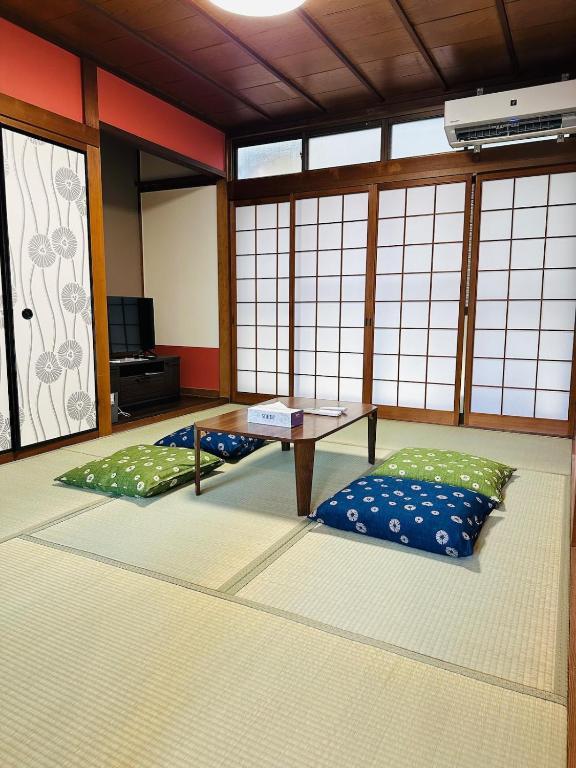 11 mins by train to Kyoto, near Lake Biwa, Japanese-style detached house, can accommodate 7 people - B&B Ōtsu