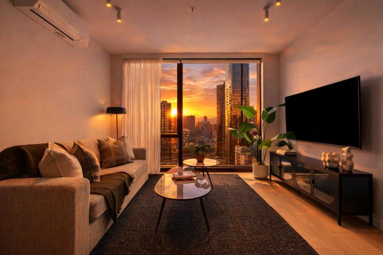 Luxe Skyline Suite Views Heated pool Gym Sauna Steam beside Crown Casino - B&B Melbourne