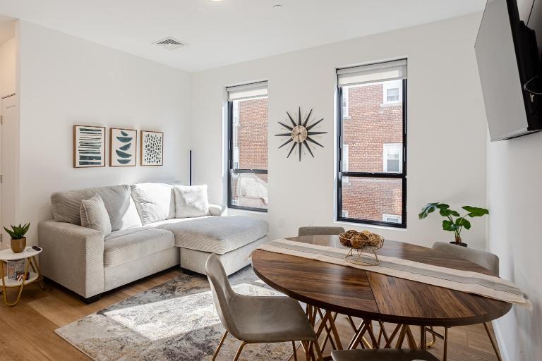 Modern & Spacious 2BR Apartment with Gym & Parking - B&B New Haven