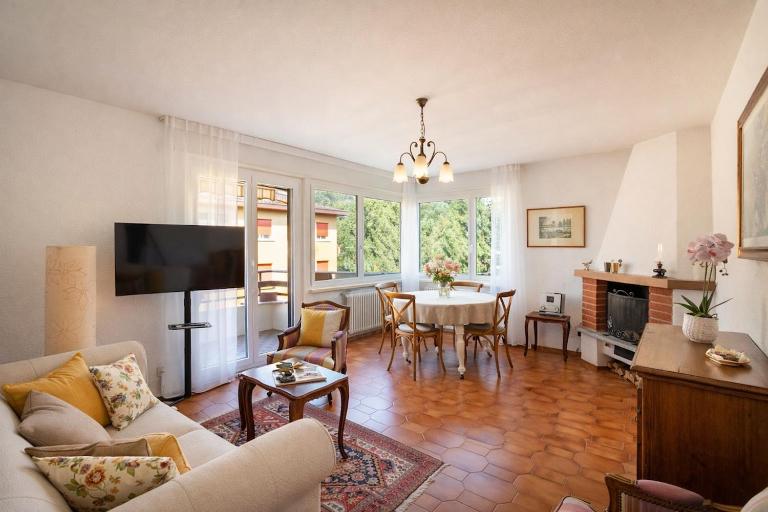 Cozy Magliaso Retreat with Mountain Views & Balcony - B&B Arni Alp