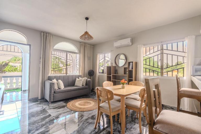 Oz Residence Beach Two-Bedroom Apartment & Free Parking - Bed and Breakfast Los Botados