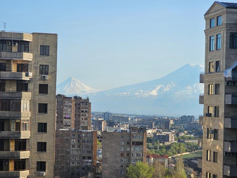Modern Central Apartment with Balcony & Ararat View, 3 Min Walk to Republic Square - B&B Ereván