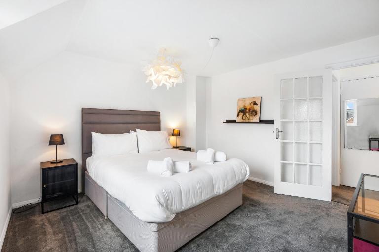 Central Horsham 5BR Home Free Parking Pets Allowed - B&B Horsham