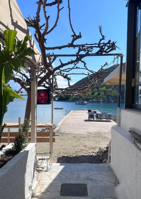 A&K Seafront Apartment 10m to Beach-Private Access,Tolo - Chambres d'hôtes Tolón