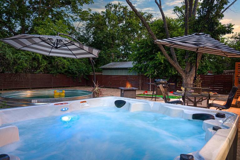 Cava House, Hot tub, Cowboy Pool, Fire pit! - B&B Fredericksburg