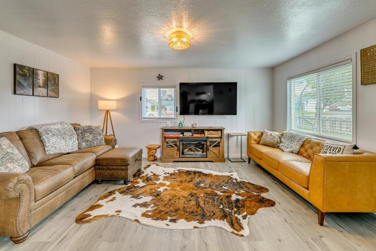 Near Ocean & Redwood National Park! Home w/ Yard - Bed and Breakfast Crescent City