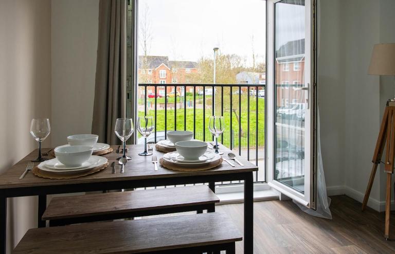 Balcony Apartment close to Canal Walk, perfect for Airport, NEC, Hs2, JLR, Resorts World, Contractors - B&B Birmingham